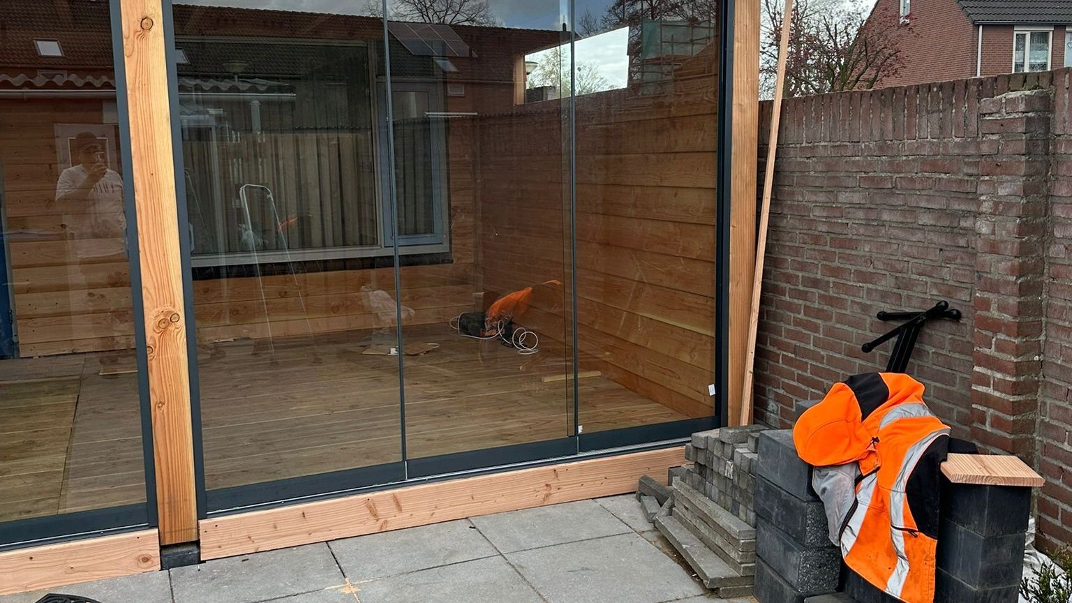 Aanbouw met glazen schuifwand gemaakt door TJ Bouwbedrijf